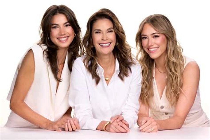 Teri Hatcher launches new advice website “GetHatched”
