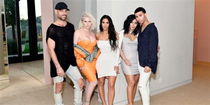The Kardashians end their relationship with their longtime makeup artist and friend, Joyce Bonelli. And says it’s an amicable decision!