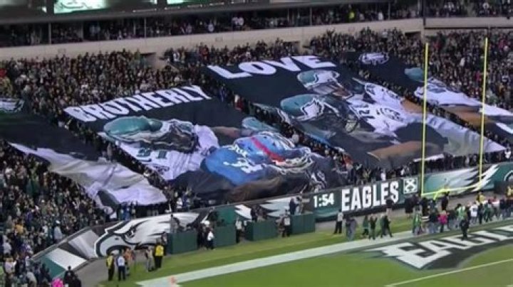 The NFL ex-quaterback star Terry Bradshaw surprises everyone by singing “Fly Eagles Fly” out loud!