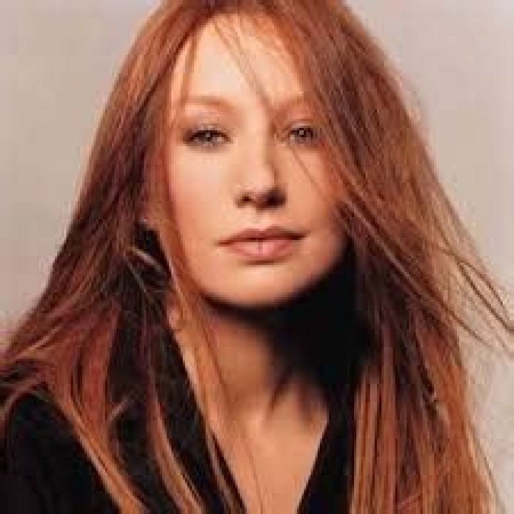 Tori Amos Height - CelebsHeight.org