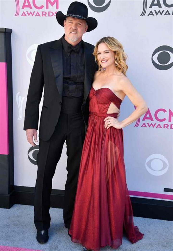 Trace Adkins and Victoria Pratt exchange their “I dos” in New Orleans ceremony with Blake Shelton officiating!!