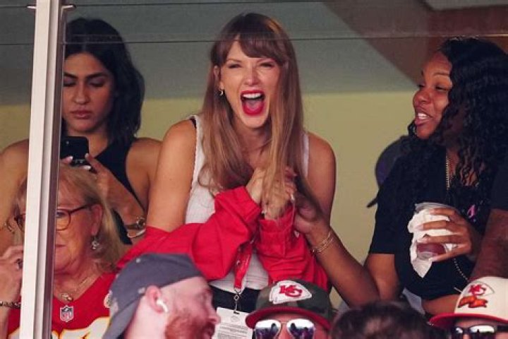 Travis Kelce gushes over Taylor Swift 'looking amazing' and bonding with his mom