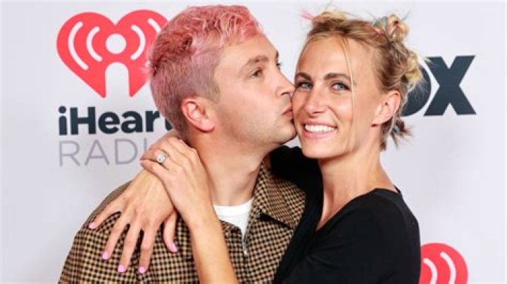 Tyler Joseph announces wife Jenna’s pregnancy on stage kissing her belly infront of the audience!