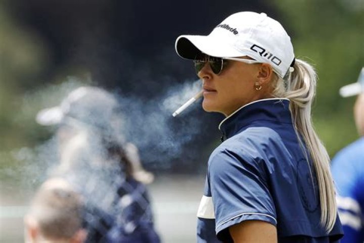 Uma Thurman smokes cigarettes on holiday in St. Tropez, probably isn’t preggo