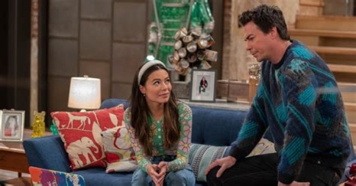What happened to Carly’s parents on the show iCarly?