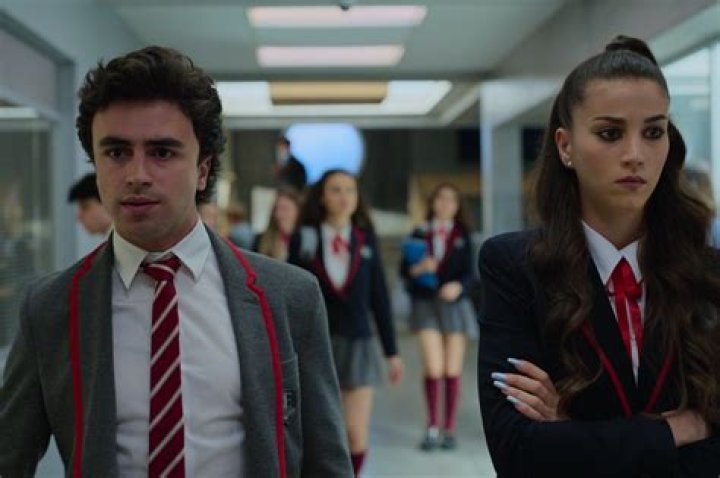 Who plays Mencía in the Elite season 4 cast on Netflix?