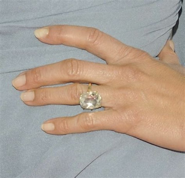 Will Jennifer Aniston keep the cloudy, quartz-y engagement ring Justin gave her?