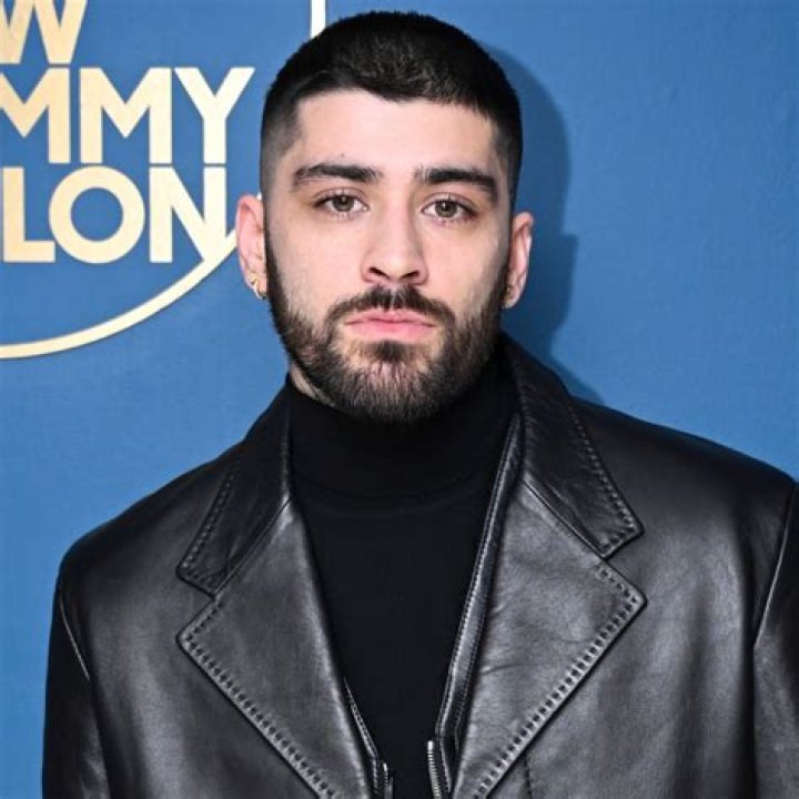 Zayn Malik showed off his buzzed hair & new piercing at the Asian Awards
