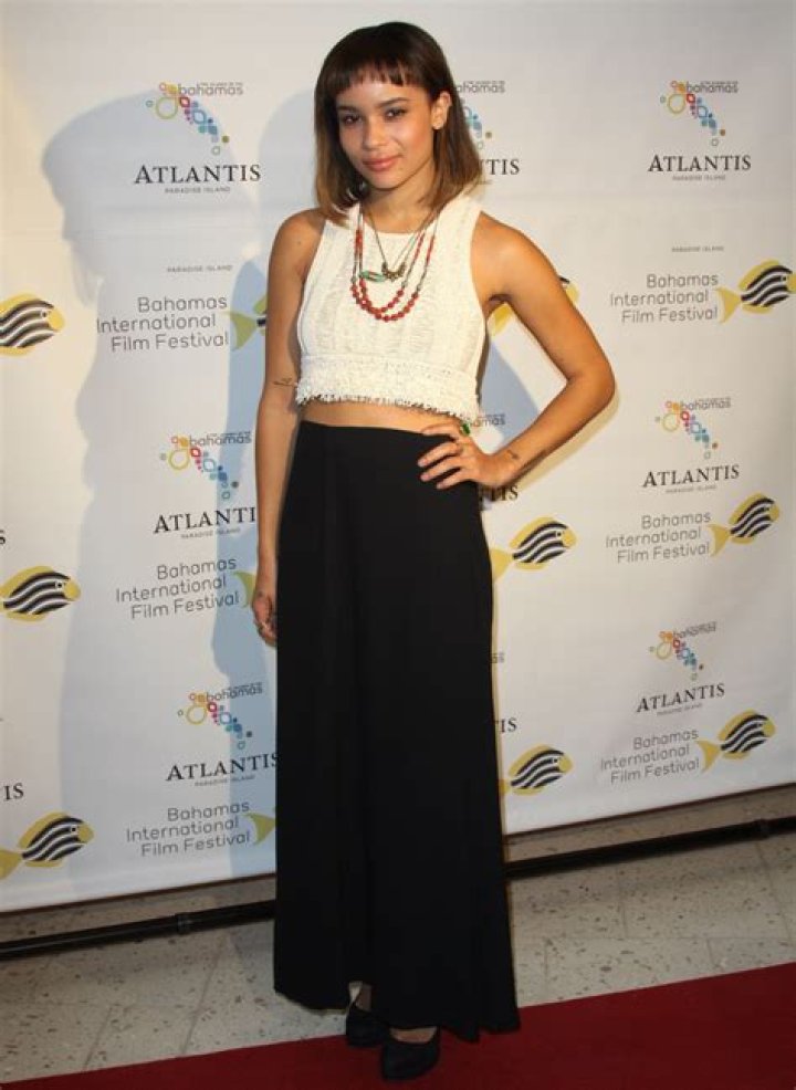 Zoe Kravitz’s bangs & crop top in the Bahamas: fug, dated & terrible?